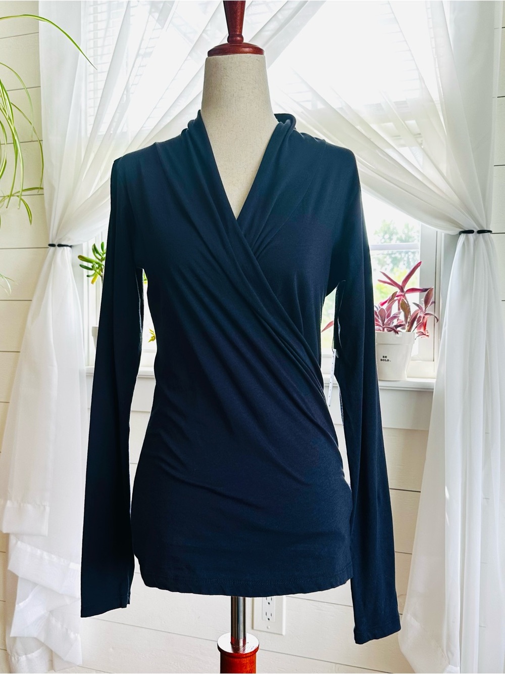 NWT! VELVET BY GRAHAM AND SPENCER MERI FITTED SURPLICE KNIT TOP NAVY SMALL